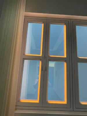 Έξυπνο Ψεύτικο Φως Παραθύρου CRI 95 Επιτοίχια Τοποθέτηση L1332*W781*H66mm Ελεγχόμενο από Εφαρμογή και Τηλεχειριστήριο για Φυσική Ατμόσφαιρα